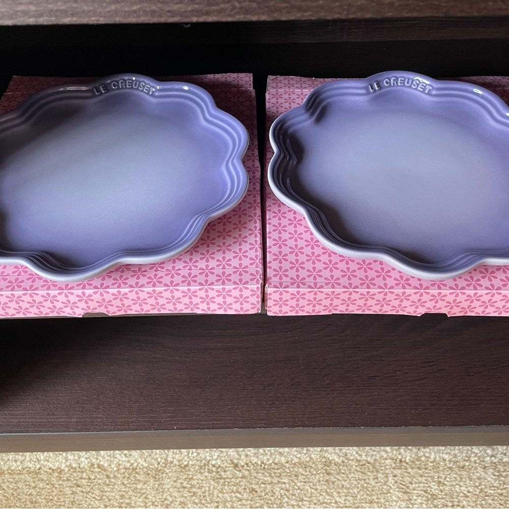 New Le Creuset Frill Set of Plates (2), 8.7” diameter, Pretty Blue Bell Purple!